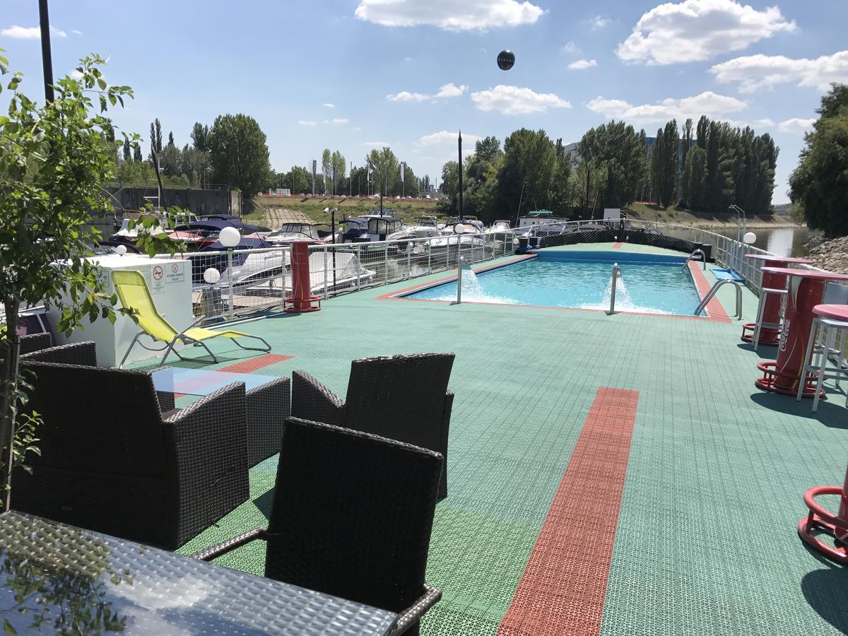 Botel Summer *